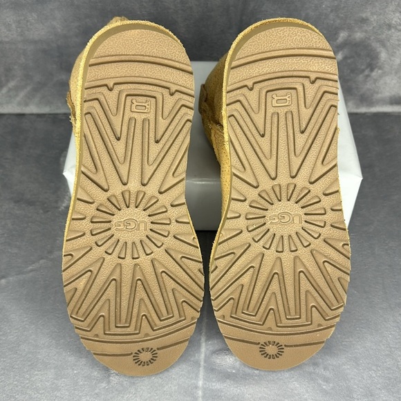 🔥🔥🔥 UGG Women's Classic Unlined Mini Perf Boot Size: 6🔥🔥🔥 - Picture 4 of 11